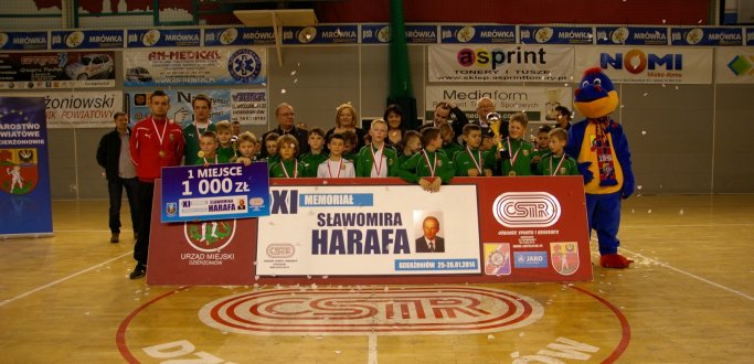 Szesnaście zespołów z rocznika 94’ rywalizować będzie o zwycięstwo w turnieju upamiętniającym Sławomira Harafa – jednego z najlepszych piłkarzy w historii dzierżoniowskiej Lechii. 
