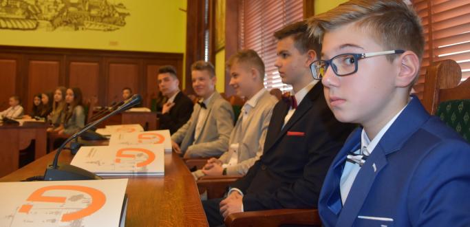 Nowo wybrani radni Młodzieżowej Rady Miasta Dzierżoniowa niebawem zaczną działać. Spotkali się na inauguracyjnej sesji. Pierwsze decyzje dotyczyły wyboru prezydium rady.