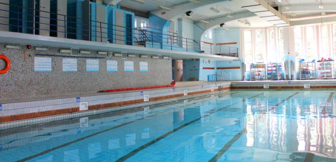 Od soboty będzie można korzystać z basenu przy ul. Sienkiewicza w Dzierżoniowie. Opóźnienie, za które przepraszamy, spowodowane było awarią instalacji technologicznej wody. 