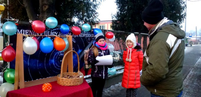 Na taki niecodzienny pomysł propagowania wiedzy o patronie swojej szkoły wpadli uczniowie dzierżoniowskiej "Dziewiątki". W ramach jubileuszu 55-lecia SP 9 uczniowie klasy 4 "b" rozpowszechniali wśród mieszkańców naszego miasta wiedzę o życiu i osiągnięciach Mikołaja Kopernika.