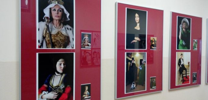 Wystawę fotografii Moniki Nagły, uczennicy I Liceum Ogólnokształcącego w Dzierżoniowie, można oglądać w holu biblioteki głównej w Rynku. Fotografie są zainspirowane dziełami wielkich mistrzów malarstwa europejskiego.