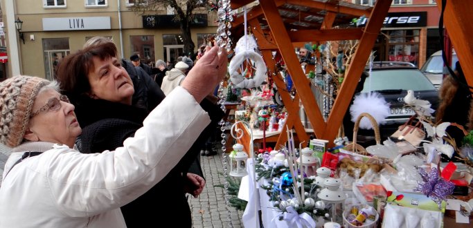 Na dzierżoniowskim rynku 17 grudnia zrobi się wesoło, kolorowo i świątecznie. Już po raz czwarty przed Bożym Narodzeniem centrum miasta wypełni się nie tylko dźwiękami kolęd, ale także straganami ze świątecznymi ozdobami, smakołykami i rękodziełem i choinkami.