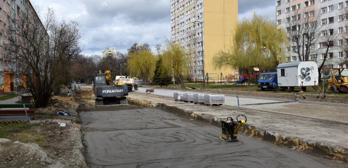 80 nowych miejsc parkingowych powstaje na os Jasnym. Nowa droga, po której nie trzeba już będzie jeździć „na zakładkę”, znacznie ułatwi ruch w tej części osiedla. Planowane zakończenie tej inwestycji to czerwiec, ale jest duża szansa, że potrwa to znacznie krócej.   Planowany termin zakończenia robót budowlanych to koniec czerwca. Koszt inwestycji miasta to 1 mln 59 tys. zł. W ramach współpracy miasta i spółdzielni w ramach tego zadania z budżetu spółdzielni sfinansowana zostanie budowa 27 nowych miejsc par