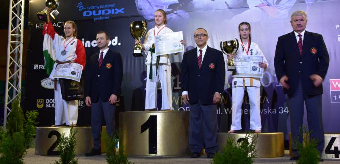 Karatecy-medaliści na podium