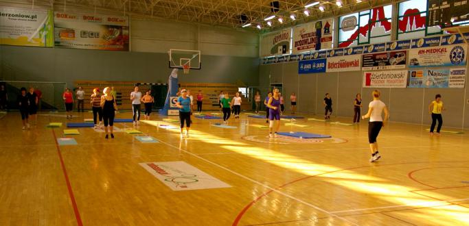 Dwa razy w tygodniu Ośrodek Sportu i Rekreacji w Dzierżoniowie zaprasza wszystkich chętnych na zajęcia kardioaerobiku. Pierwsze po wakacjach już 21 września. Uczestnicy proszeni są o przyniesienie własnych mat do ćwiczeń.