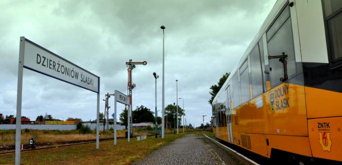 Szynobus stojący na stacji kolejowej w Dzierżoniowie