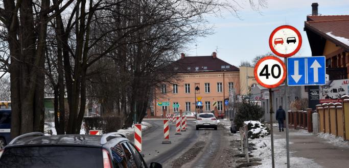 Najbliższe miesiące będą się niestety wiązać z dużymi utrudnieniami w ruchu. To oczywiście efekt licznych inwestycji drogowych. W tej informacji odpowiadamy m.in. na pytanie dlaczego tak wiele dzieje się równocześnie?