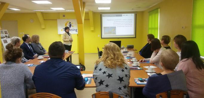 21 lutego w Szkole Podstawowej nr 9 w Dzierżoniowie odbyła się Powiatowa Konferencja  Erasmus+ i eTwinning -  programy współpracy międzynarodowej uczniów i nauczycieli. Uczestniczyli w niej nauczyciele dziesięciu szkół ziemi dzierżoniowskiej.