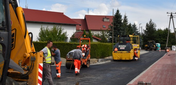 Do południa trwały jeszcze ostatnie prace porządkowe, ale od dziś możemy już jeździć ul. Kruczkowskiego. Nowa organizacja ruchu to spore ułatwienie dla mieszkańców południowo-wschodniej części Dzierżoniowa, w której wciąż trwają prace drogowe.