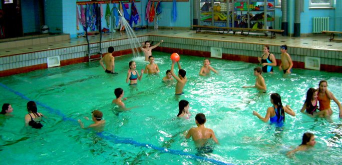 Lubisz pływać? W marcu w Dzierżoniowie możesz to robić w weekendy płacąc jedynie 5 zł za godzinę basenową. Ośrodek Sportu i Rekreacji w Dzierżoniowie zaprasza do skorzystania z oferty HAPPY HOURS.