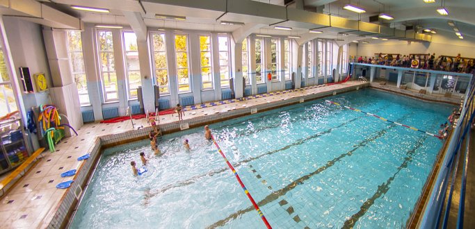 Szkółka pływacka ,,Delfinek” oraz Ośrodek Sportu i Rekreacji w Dzierżoniowie zapraszają na kurs nauki i doskonalenia pływania dla dzieci i dorosłych. Zajęcia ruszają 18 lutego. Będą się odbywać na basenie krytym przy ul. Sienkiewicza 13.