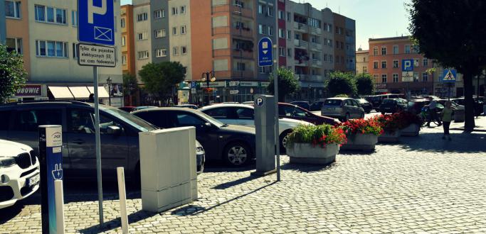 W Dzierżoniowie samochód elektryczny można naładować w rynku oraz na terenie Sowiogórskiego Centrum Komunikacyjnego