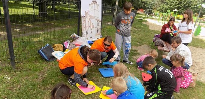 Jeszcze przez cały sierpień w każdy czwartek w godz. 12.30-14.00 dzieci mogą spotykać się w Alei Bajkowych Gwiazd z bohaterami książek w ramach "Lata z książką". Dzierżoniowscy bibliotekarze przygotowują dla nich wiele atrakcji.