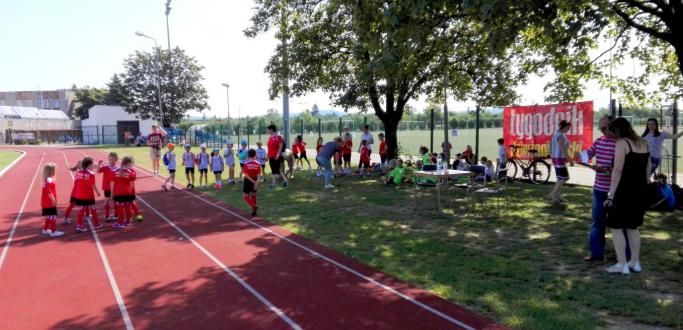 Ośmioosobowe reprezentacje dzierżoniowskich przedszkoli zmierzą się 6 czerwca na bieżni lekkoatletycznej Ośrodka Sportu i Rekreacji w Dzierżoniowie. Zawody Lekkoatletyczne Przedszkoli rozpoczną się o godzinie 10.00.