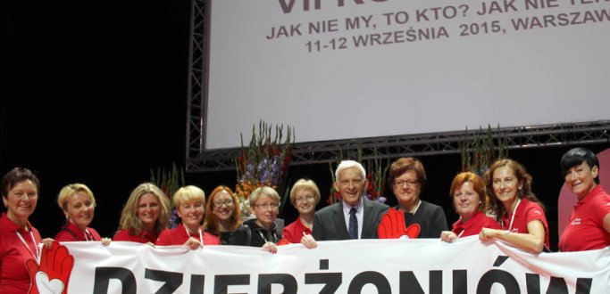 Dzierżoniowianki z premierem Buzkiem i flagą Dzierżoniowa