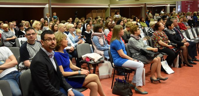 Stowarzyszenie POMOST i Specjalny Ośrodek Szkolno-Wychowawczy w Dzierżoniowie zorganizowały dziś konferencję uświadamiającą problemy, z jakim zmagają się żyjący wśród nas mieszkańcy dotknięci autyzmem. 