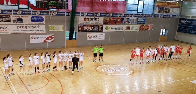 Reprezentacje Polski i Czech rozegrały w dniach 16-17 grudnia towarzyskie mecze juniorek w piłce ręcznej w hali Ośrodka Sportu i Rekreacji w Dzierżoniowie. Kto wygrał?