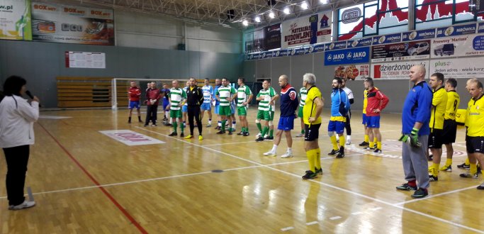 Młodzi piłkarze z rocznika z rocznika 2009 z klubów UKS Lechia Dzierżoniów, Parasol Wrocław i Akademia Sportu Milicz zagrali 10 grudnia w hali dzierżoniowskiego OSiR-u w Turnieju Mikołajkowym. Starli się tam także oldboje, walcząc o puchar burmistrza. W hali II LO z GTS Siechnice zagrały natomiast dziewczęta z UKS Lechia. 