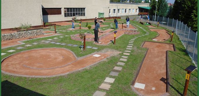 Indywidualnie, w parach lub grupach – to rozrywka dla każdego. 18 torów do minigolfa na terenie Ośrodka Sportu i Rekreacji to jedyny taki obiekt w naszym regionie. Niezależnie od płci i wieku minigolf to doskonała propozycja nie tylko na wakacyjne popołudnia.