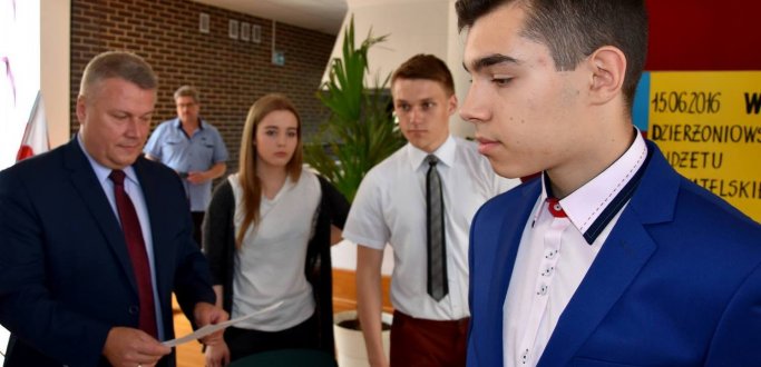 18 września dzierżoniowska młodzież będzie zgłaszać swoje pomysły do Młodzieżowego Budżetu Obywatelskiego 2017. Mogą to robić uczniowie klas IV-VII szkół podstawowych oraz uczniowie II i III klas dotychczasowych gimnazjów.