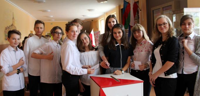Uczniowie dzierżoniowskich szkół decydują dziś o młodzieżowym budżecie obywatelskim. Głosowanie odbywa się we wszystkich podstawówkach. Jakie propozycje mięli do wyboru młodzi mieszkańcy?