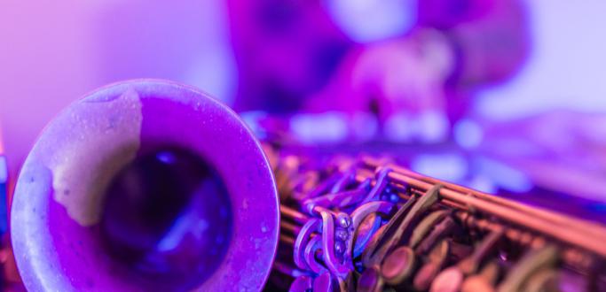 Po 5 latach działalności Stowarzyszenia Jazzowy Pegazz zmienia się formuła promowania muzyki jazzowej w Dzierżoniowie. Od stycznia 2020 w miejsce Stowarzyszenia Jazzowy Pegazz - jako jego kontynuacja - powstaje Dzierżoniowska Grupa Nieformalna Klub Jazzowy Pegazz. Ty też możesz zostać jej członkiem.