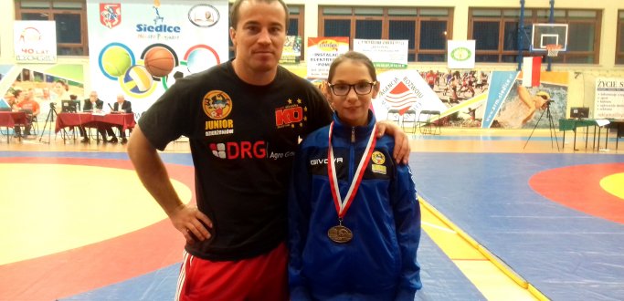 165 zawodniczek z 57 klubów z Polski wzięło udział w Mistrzostwach Polski Młodziczek w Zapasach w Siedlcach. Brązowy medal w kat. 34 kg zdobyła tam w dniach 4-5 listopada zawodniczka MULK Junior Dzierżoniów Nikola Wasilewska.