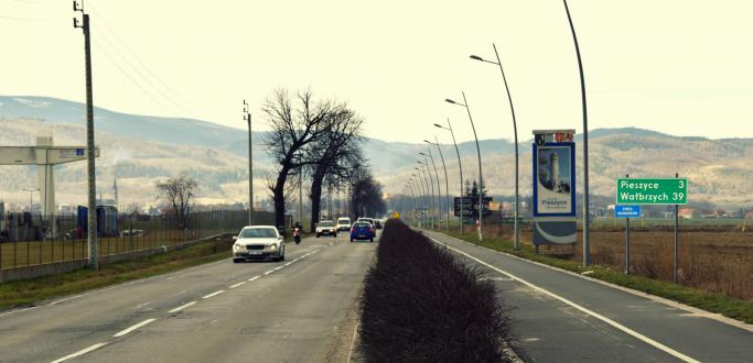 Od poniedziałku obowiązywać będzie czasowa zmiana ruchu na drodze prowadzącej z Dzierżoniowa do Pieszyc. Wiąże się to z budową ronda, które zamyka pierwszy etap budowy obwodnicy Dzierżoniowa. 
