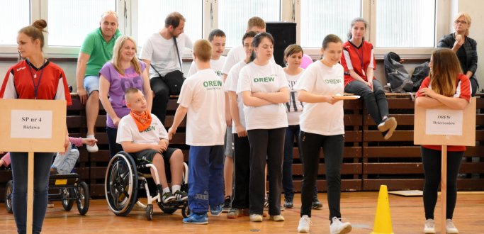 Przed nami Euro i Rio, za nami XI Olimpiada Specjalna. Dzieci z Dzierżoniowa, Bielawy, Piławy Górnej i Świdnicy startowały w dyscyplinach indywidualnych i zespołowych.  To była prawdziwa olimpiada, z ceremonią otwarcia, olimpijskim zniczem i medalami. Te trafiły do rąk każdego uczestnika.