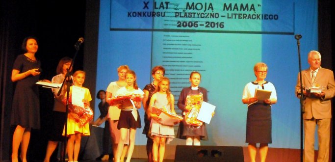 Uczennica Szkoły Podstawowej nr 3 w Dzierżoniowie Oliwia Musiała z klasy IV a została wyróżniona w finale X, jubileuszowej edycji Regionalnego Konkursu Literacko-Plastycznego „Moja Mama”. 23 maja w Teatrze Dramatycznym w Wałbrzychu odebrała nagrodę z rąk posłanki Izabeli Katarzyny Mrzygłockiej.