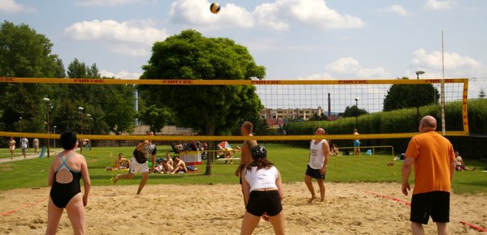 Dzierżoniów: Cztery zespoły wzięły udział w turnieju inaugurującym Grand Prix w Siatkówce Plażowej LATO 2014.