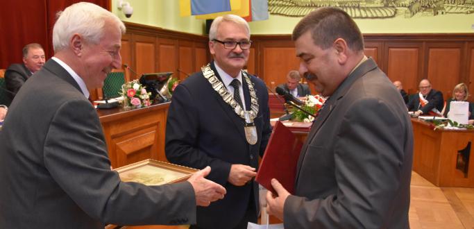 Za nami ostatnia już sesja Rady Miejskiej Dzierżoniowa siódmej kadencji. W piątek 21 radnych wypełniło swój mandat. Zachęcamy do obejrzenia relacji wideo i galerii zdjęć. 