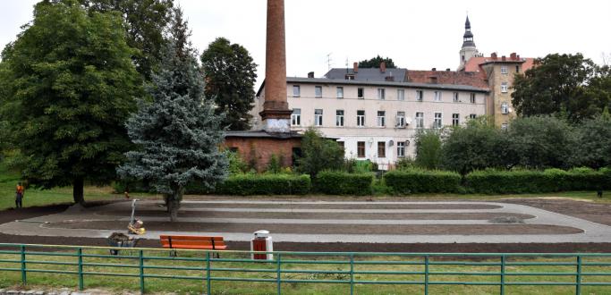 Kolejna tegoroczna inwestycja Dzierżoniowa związana z estetyką i zielenią miejską wykonywana jest za rzeką Piławą, wzdłuż ul. Kopernika. 