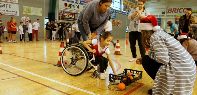 Slalom wokół pachołków, bieg z taczką i owocami, ozdabianie pomarańczy goździkami, łańcuch świąteczny, zdobycie nakrycia głowy oraz wieszanie życzeń świątecznych – to konkurencje, z którymi zmierzyły się przedszkolaki w trakcie dzisiejszej XIII Paraolimpiady Sportowej w hali Ośrodka Sportu i Rekreacji w Dzierżoniowie. Zmagania sportowe przebiegały pod hasłem „Biegiem do Świąt”.