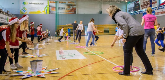 „Biegiem do Świąt” - pod takim hasłem odbędzie się w czwartek 7 grudnia w hali Ośrodka Sportu i Rekreacji w Dzierżoniowie XIII Paraolimpiada Przedszkoli z udziałem dzieci z placówek integracyjnych i specjalnych powiatu dzierżoniowskiego. W tym roku po raz kolejny będziemy gościć dzieci z Przedszkola Promyk Słońca z Wrocławia oraz dzieci ze Szkoły Specjalnej z partnerskiego miasta Lanškroun.