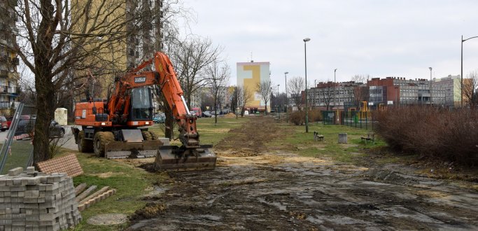 Parkowanie przy największym terenie rekreacyjnym w Dzierżoniowie będzie niebawem znacznie łatwiejsze. Budowa nowego parkingu to efekt wyboru przez mieszkańców tej inwestycji w ramach pierwszego Dzierżoniowskiego Budżetu Obywatelskiego.