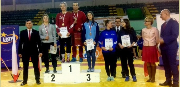 Zawodniczka MULKS Junior Dzierżoniów Paulina Martyka zdobyła złoty medal w Mistrzostwach Polski Juniorek w kat. 59 kg a zaraz tytuł Mistrzyni Polski. Brązowy medal Pucharu Polski Kadetek zdobyła zaś Sylwia Martyka – kat. 56 kg. Mistrzostwa Polski Juniorek oraz Puchar Polski Kadetek w Zapasach odbyły się w dniach 17-18 marca w Zamościu.