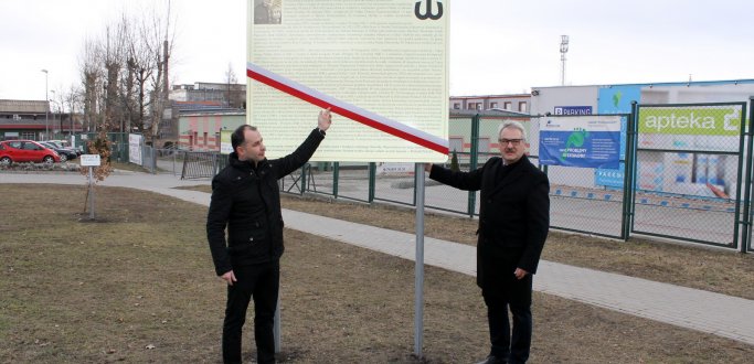 W niedzielę 26 lutego przy alei im. rotmistrza Witolda Pileckiego osłonięto tablicę upamiętniającą działania polskiego pułkownika. Zapalono też znicz pod zasadzonym obok tablicy „Dębem Pamięci”. Kim był Witold Pilecki? 