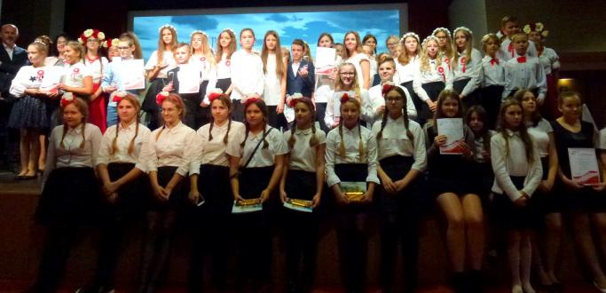 Ponad 60 utalentowanych wokalistów wzięło udział w VIII Powiatowym Konkursie Pieśni Patriotycznych „Piękna nasza Polska cała..” w Dzierżoniowie. Śpiewali soliści i zespoły z klas 4-8 szkół podstawowych.