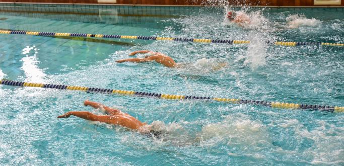 Dla dzieci i dorosłych – dla wszystkich, którzy chcą się nauczyć pływać lub udoskonalić swe techniki pływackie - Ośrodek Sportu i Rekreacji w Dzierżoniowie oraz Szkółka Pływacka Delfinek organizują specjalne kursy. Kolejny rusza 21 listopada.