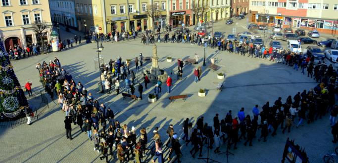 Po raz trzeci 4 lutego 2020 r. w samo południe dzierżoniowski rynek zamieni się w salę balową. Tegoroczni maturzyści ze wszystkich dzierżoniowskich szkół zatańczą poloneza. 