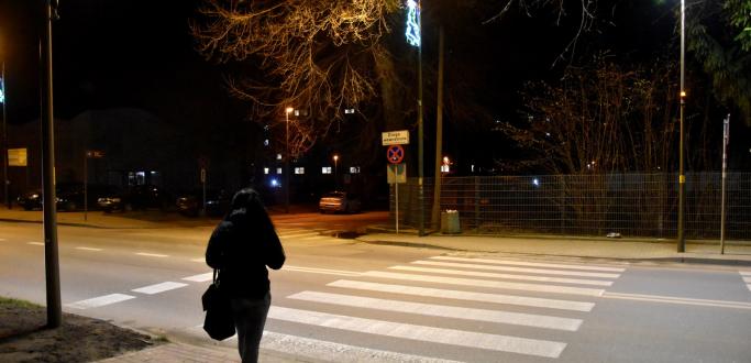 Na jednej z najbardziej ruchliwych dróg w Dzierżoniowie jest już bezpieczniej ale zawsze bądźmy ostrożni. Doświetlenie czterech przejść dla pieszych udało się zrobić z zewnętrznym dofinansowaniem. Wybrane  miejsca wskazali mieszkańcy.  
