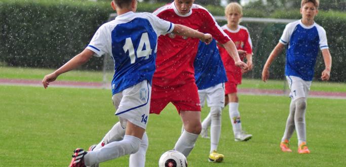 Przez trzy kolejne dni na boiskach Ośrodka Sportu i Rekreacji w Dzierżoniowie odbędą się finały wojewódzkie turnieju „Z podwórka na stadion o Puchar Tymbarku”. To już XVIII edycja największego turnieju piłkarskiego dla dzieci w Polsce.