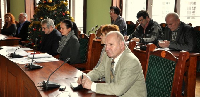 Dzierżoniowscy radni oraz radni i przedstawiciele gmin wchodzących w skład Związku Gmin Powiatu Dzierżoniowskiego (ZGPD7) wzięli udział w szkoleniu mającym na celu zgłębienie szczegółowej wiedzy dotyczącej zmian w gospodarce odpadami komunalnymi. 