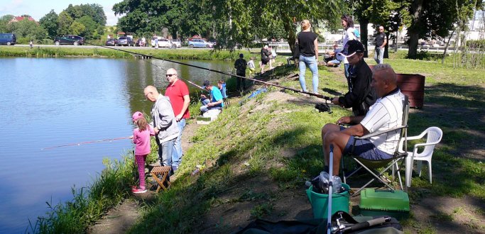 Aktywny wypoczynek na łonie natury to główny cel rodzinnego wędkowania w Szkole Podstawowej nr 6. Zorganizowano je dla uczniów i rodziców pod hasłem "Bliżej natury - złap i wypuść" na stawach w Piławie Dolnej 18 czerwca.