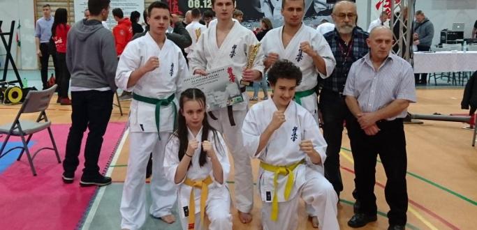 Srebrny medal zdobył zawodnik dzierżoniowskiego Klubu Karate Kyokushin podczas XXXV Pucharu Polski Seniorów oraz XV Puchar Młodzików, Juniorów oraz Juniorów Młodszych w Szczecinku. Dobrze zaprezentowali się również jego klubowi koledzy.