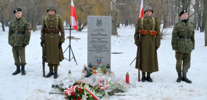 W sobotę, w trzecią rocznicę śmierci mjr Krzysztofa Woźniaka, pod obeliskiem znajdującym się przy w alei Jego imienia odbyło się spotkanie oddającej hołd żołnierzowi GROMU. Mieszkaniec Dzierzoniowa poległ w walce z terroryzmem w styczniu 2013 roku w Afganistanie. Zginął za Polskę. W obronie naszego bezpieczeństwa.