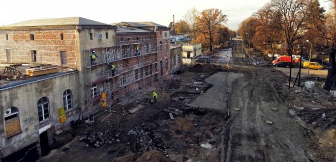 Dzięki materiałom wideo Telewizji Sudeckiej i Doba.pl możecie zobaczyć jak zmienia się południowa część miasta. Realizacja tej inwestycji to spore wyzwanie i ogromne przedsięwzięcie budowlano-logistyczne. Efekty prac poznamy w październiku przyszłego roku. 