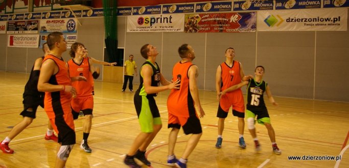 SZARE ŁOSIE pokonały łatwo B-BALL JUNIORZY, OSIR DZIERŻONIÓW uległ zaledwie jednym punktem drużynie B-BALL. Zobacz kto grał najlepiej w kolejnej rundzie koszykarskiej ligi SEMI-ART.