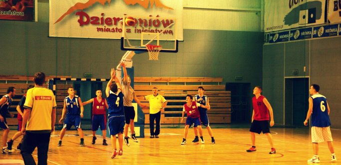 OSIR Dzierżoniów i Szare Łosie przybliżyły się do finału dzierżoniowskiej ligi koszykówki. O tym kto zagra o zwycięstwo dowiemy się w środę wieczorem.